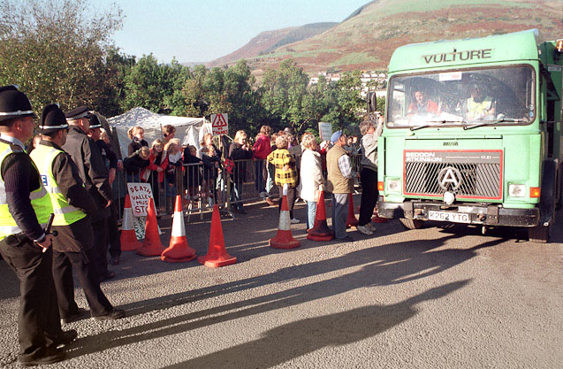 23/10/97  Protestors at the Nant-y-Gwyddon landfill site in the Rhondda try to stop vehicles from getting on to the site by negotiating with drivers - with limited success.

©Ian Homer Photography
